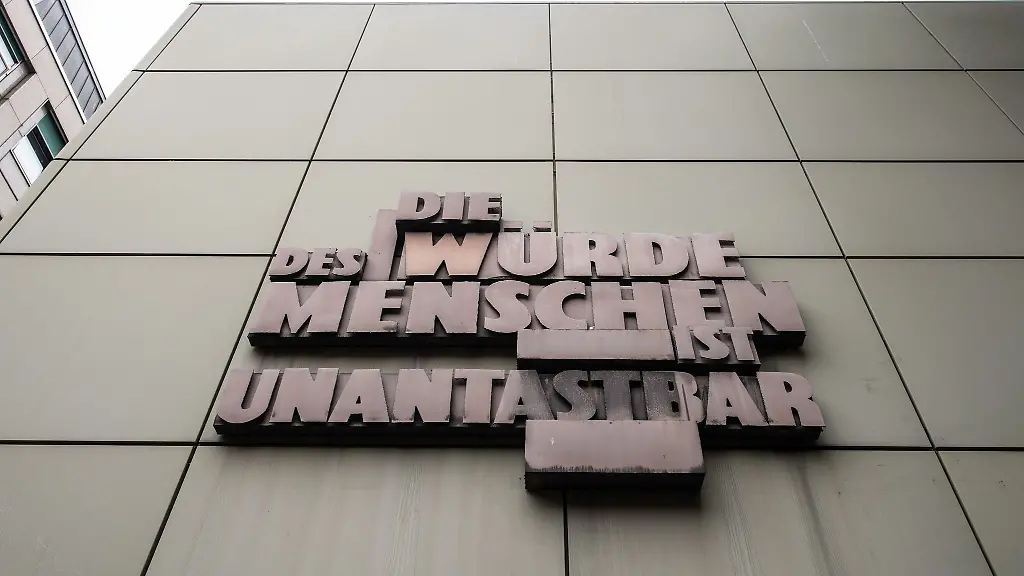 Die-Wuerde-des-Menschen-ist-unantastbar-steht-am-Landgericht-in-Frankfurt-am-Main