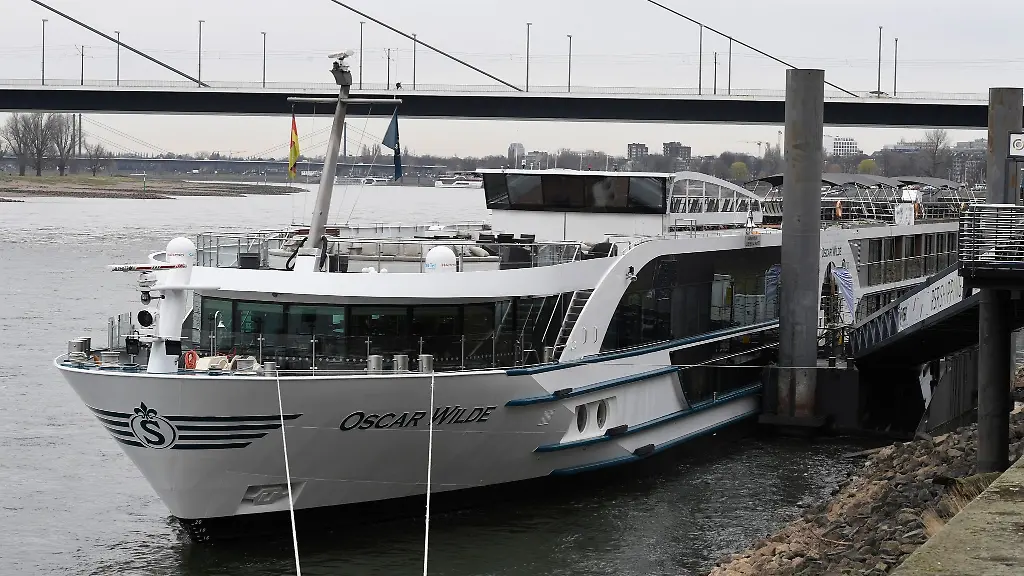 Das-Hotelschiff-Oscar-Wilde-das-als-Unterkunft-fuer-Fluechtlinge-genutzt-wird-liegt-am-Rheinufer