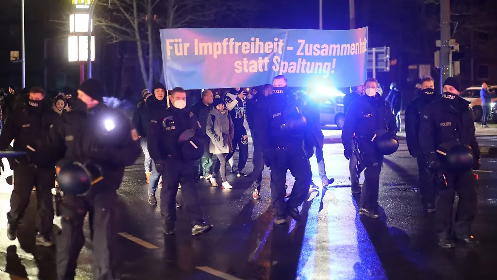 Teilnehmer-einer-Demonstration-gegen-die-Corona-Massnahmen-halten-ein-Transparent