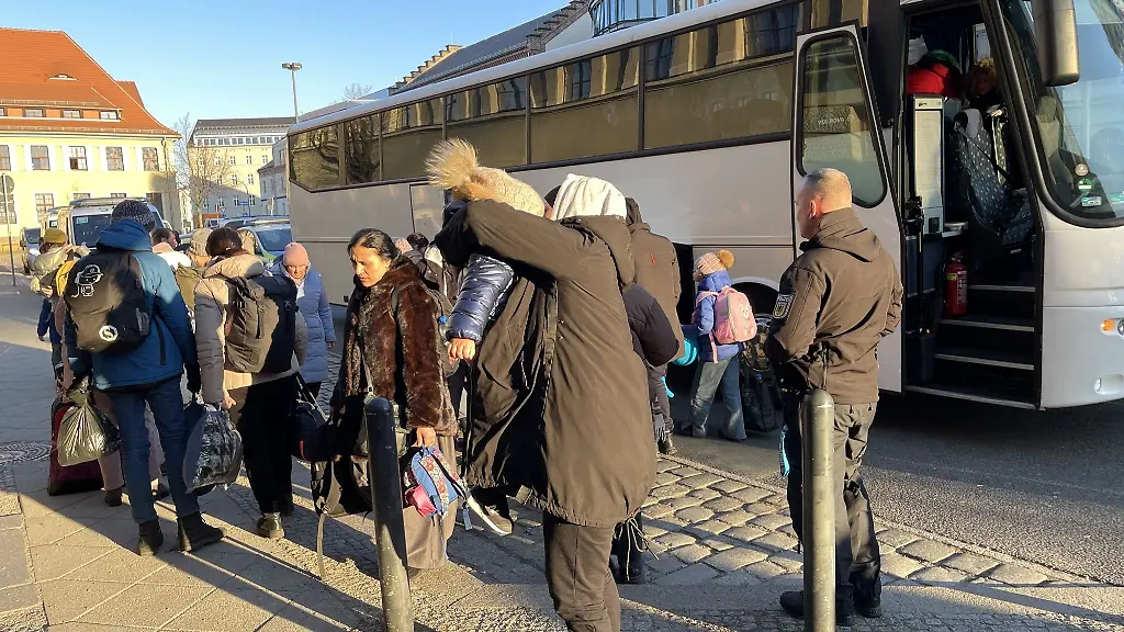 Fluechtlinge-aus-der-Ukraine-kommen-mit-dem-Bus-am-Bahnhof-in-Goerlitz-an