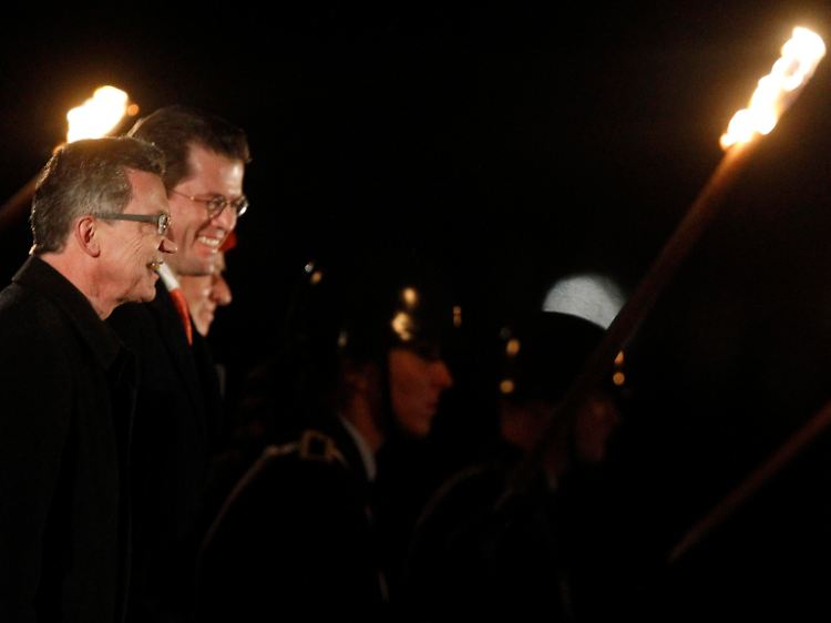 Der neue und der alte Verteidigungsminister: Thomas de Maizière (l.) und Karl-Theodor zu Guttenberg.