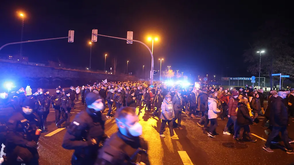Teilnehmer-einer-Demonstration-gegen-die-Corona-Massnahmen-gehen-durch-die-Innenstadt