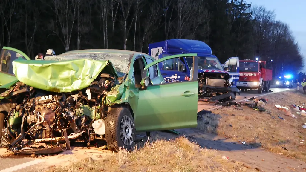 Beschaedigte-Fahrzeuge-stehen-an-der-Unfallstelle