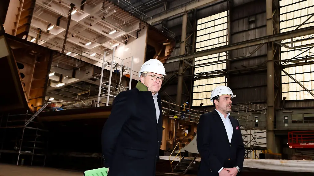 Bernd-Buchholz-steht-waehrend-eines-Pressetermins-neben-Philipp-Maracke-von-der-Flensburger-Schiffbaugesellschaft-FSG