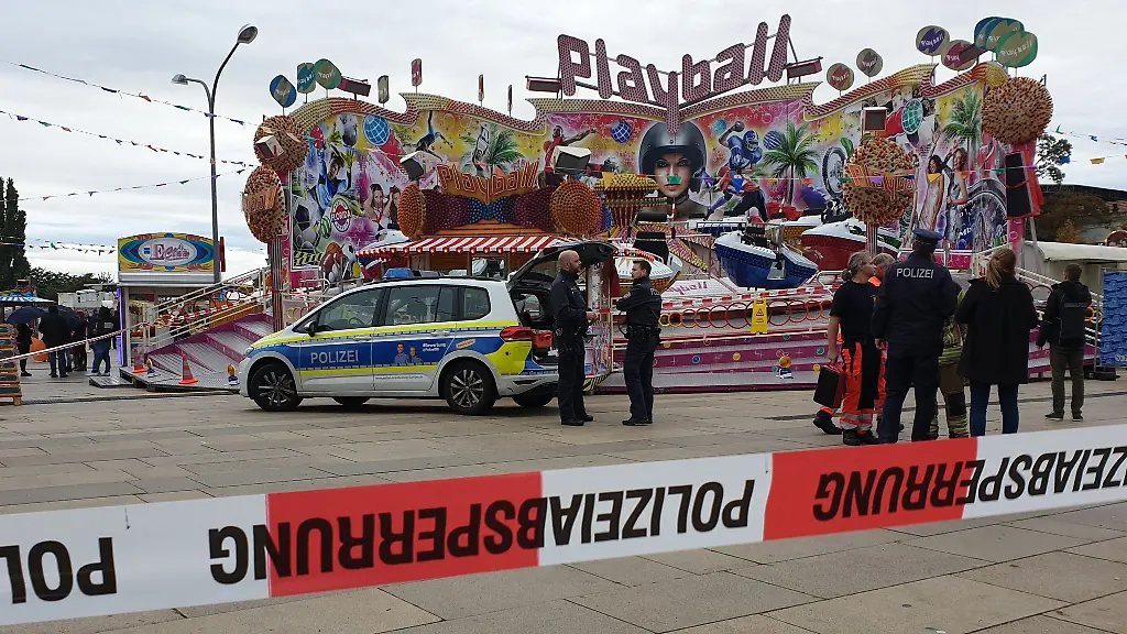 Polizisten-und-ein-Polizeiwagen-stehen-vor-dem-Fahrgeschaeft-Playball-beim-Potsdamer-Oktoberfest-im-September-2019