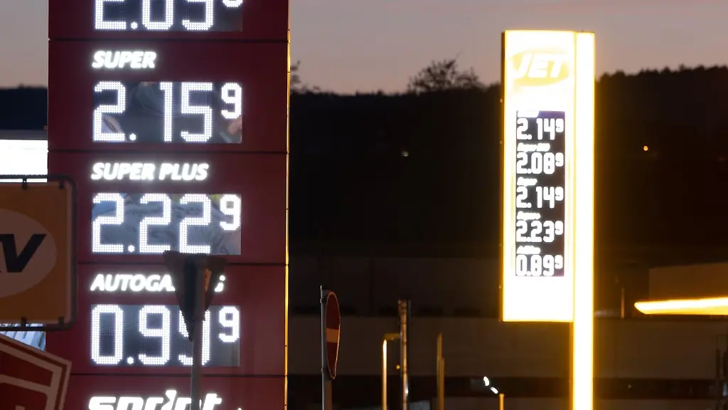 Im-Hintergrund-zeigen-Preistafeln-von-zwei-Tankstellen-die-Benzinpreise-an