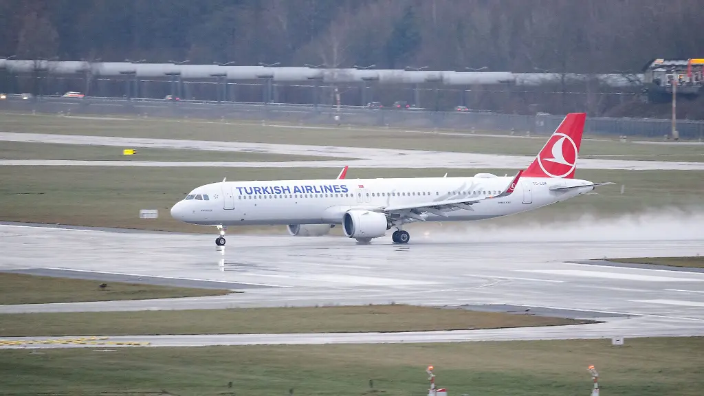 Ein-Flugzeug-landet-auf-der-nassen-Landebahn-am-Hamburg-Airport-Helmut-Schmidt