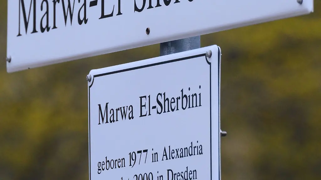 Das-Schild-fuer-den-Marwa-El-Sherbini-Park-steht-nach-seiner-Enthuellung-vor-dem-Landgericht