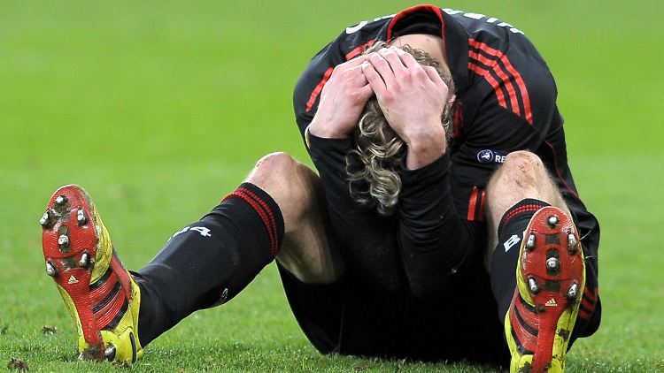 Stefan Kießling fasst es nicht: Die Niederlage kam in der Nachspielzeit.