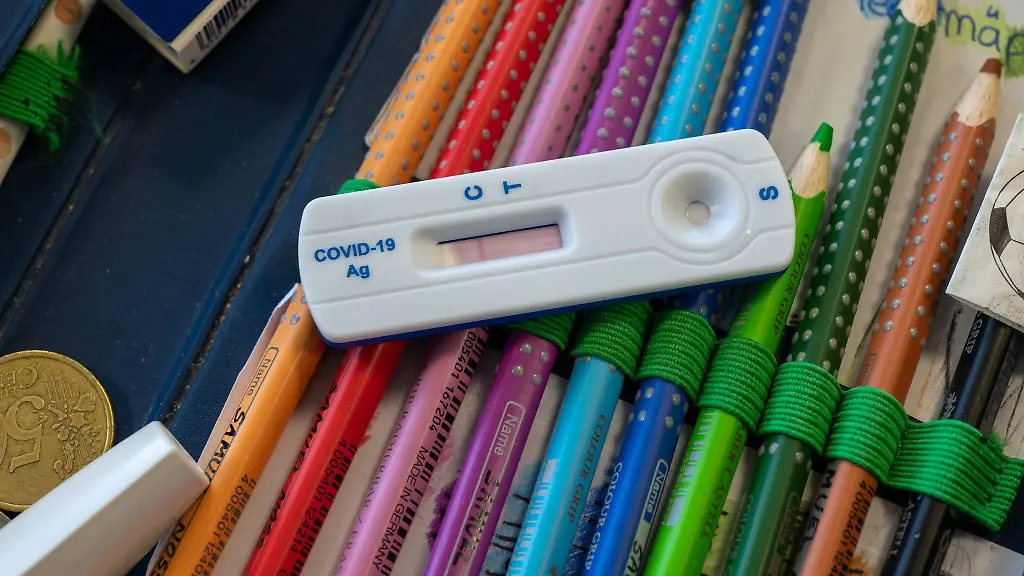 Eine-Testkassette-fuer-die-Durchfuehrung-eines-Corona-Schnelltests-liegt-auf-einem-Federmaeppchen