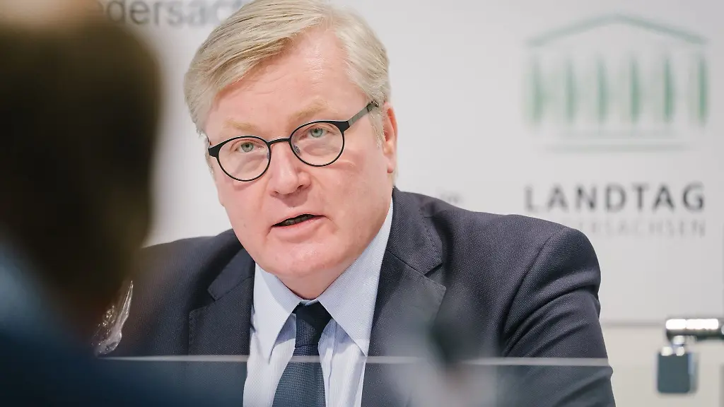 Niedersachsens-Wirtschaftsminister-Bernd-Althusmann-CDU-spricht-im-niedersaechsischen-Landtag