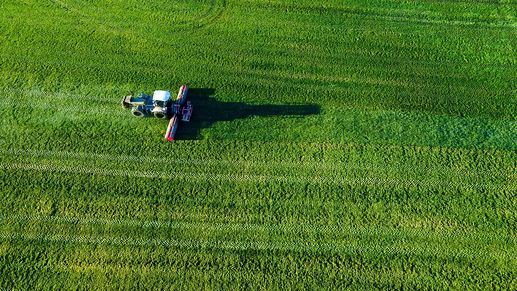 Ein-Rasenmulcher-faehrt-ueber-eine-Wiese-und-schneidet-Gras