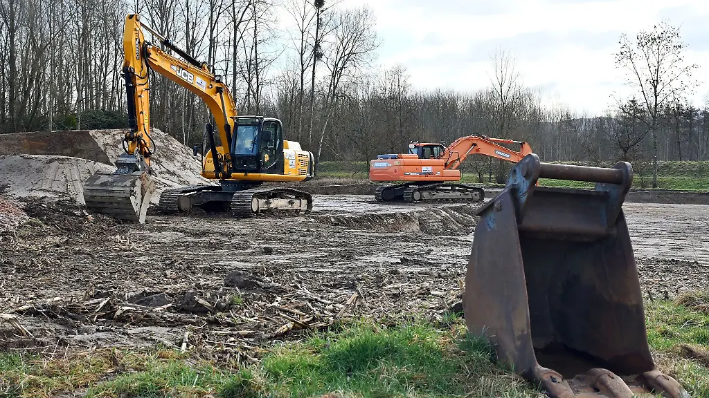 Auf-einem-Feld-in-der-Naehe-des-Wasserwerks-Buehl-Balzhofen-stehen-Bagger