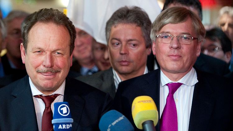 Verdi-Chef Frank Bsirske (l) und Arbeitgeber-Verhandlungsführer Möllring verkünden das Verhandlungsergebnis.