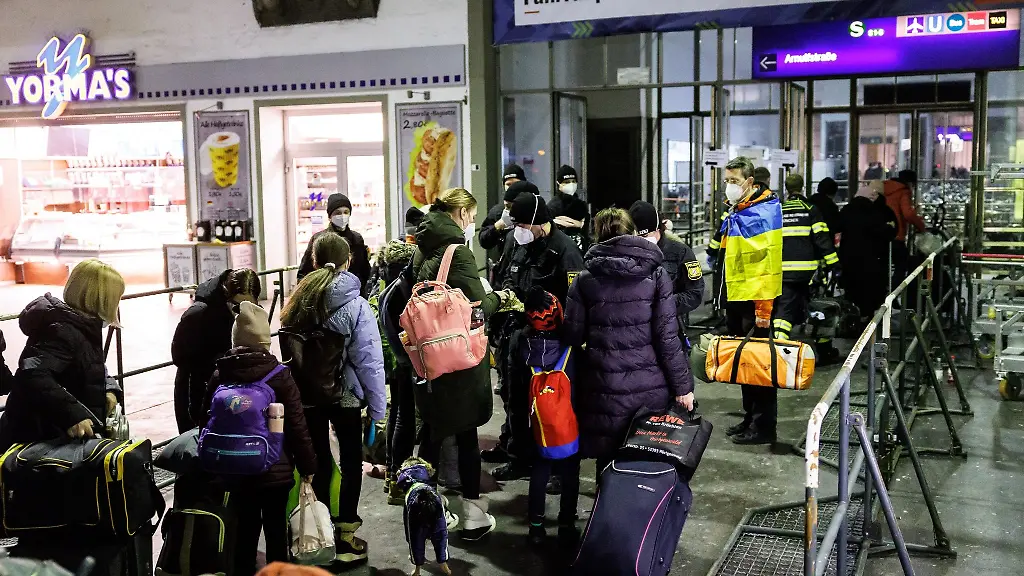 Gefluechtete-aus-der-Ukraine-gehen-nach-ihrer-Ankunft-zur-Registrierung-am-Hauptbahnhof