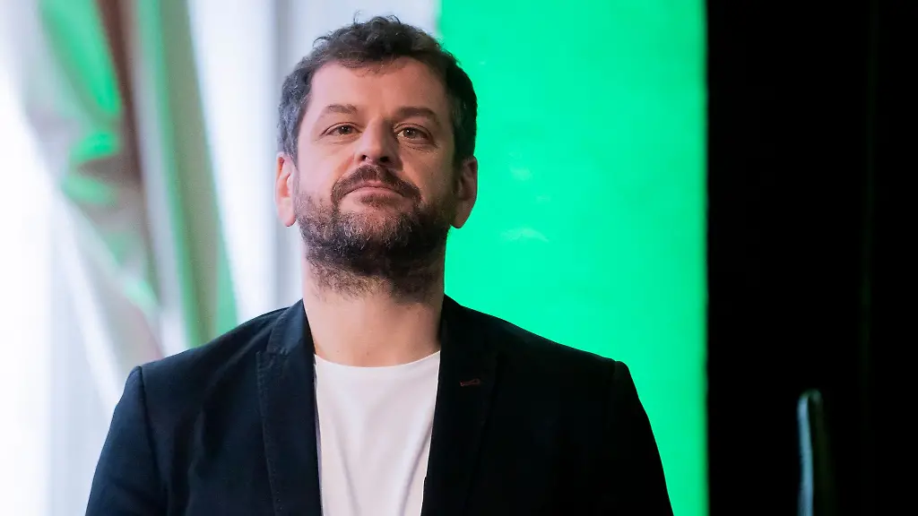 Werner-Graf-nimmt-an-einer-Pressekonferenz-teil