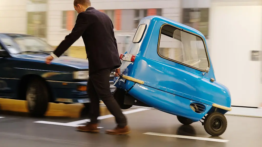 Kurator-Andre-Meyer-zieht-ein-englisches-Miniautomobil-Peel-P50-aus-dem-Jahr-1961