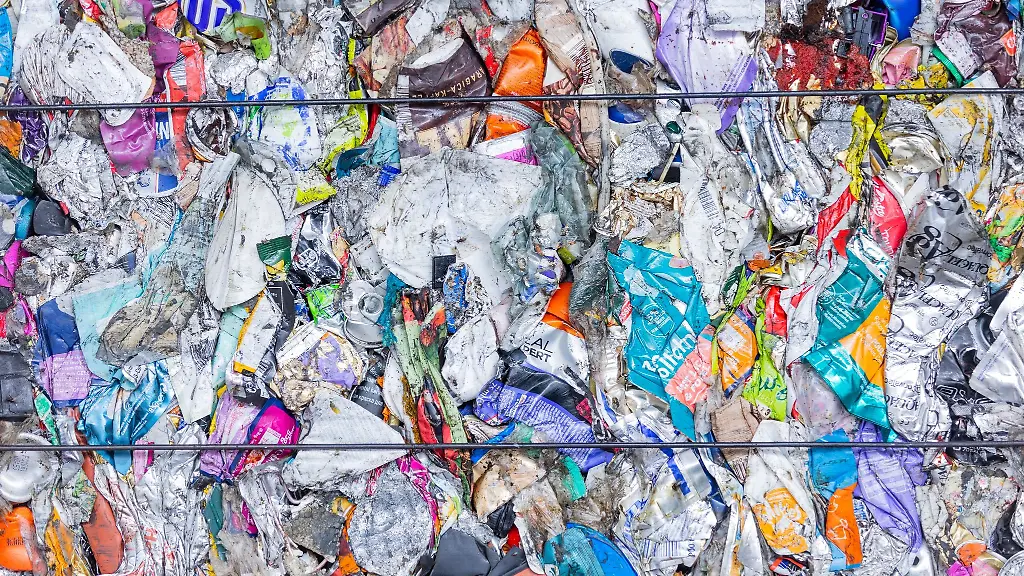 Verpackungsabfaelle-stehen-gepresst-in-einer-Sortieranlage