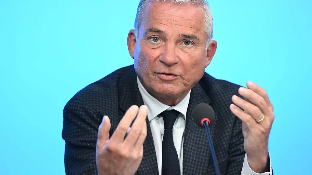 Thomas-Strobl-CDU-Innenminister-von-Baden-Wuerttemberg-spricht-waehrend-einer-Pressekonferenz
