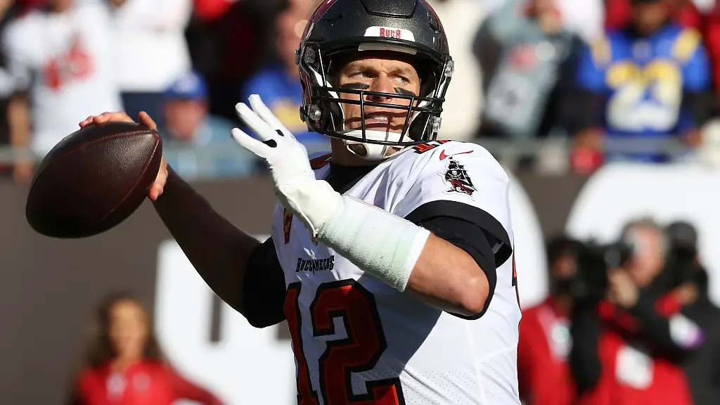 Tampa-Bay-Buccaneers-Quarterback-Tom-Brady-12-wirft-einen-Pass