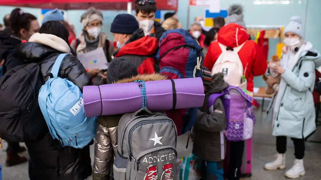 Fluechtlinge-aus-der-Ukraine-werden-von-Helfern-empfangen