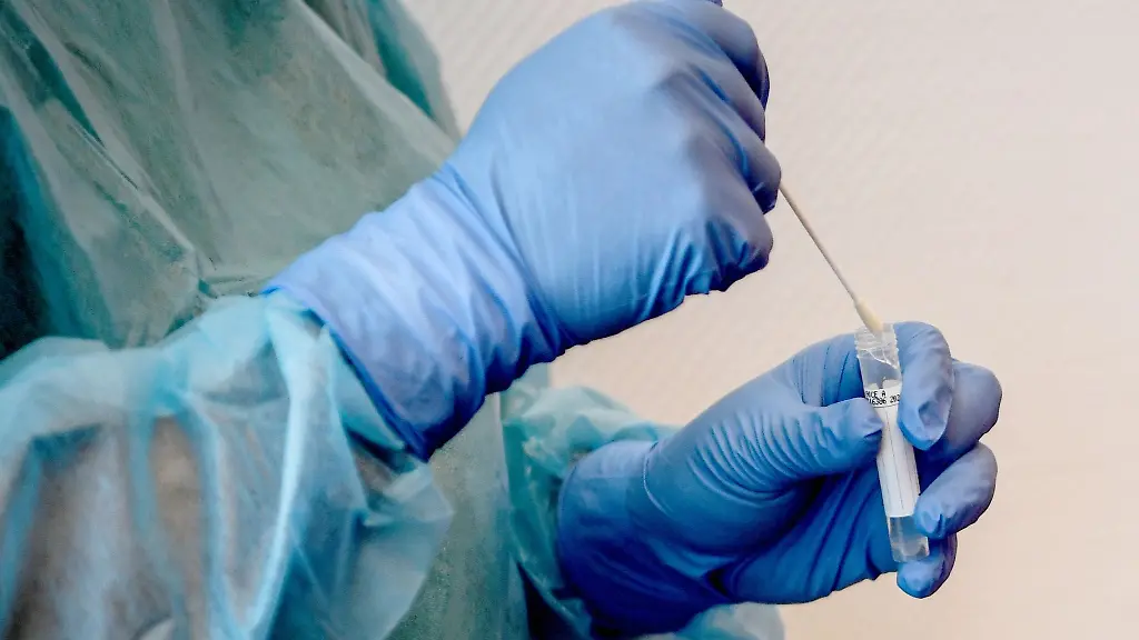 Ein-Arzt-macht-einen-Abstrich-fuer-einen-Corona-Test