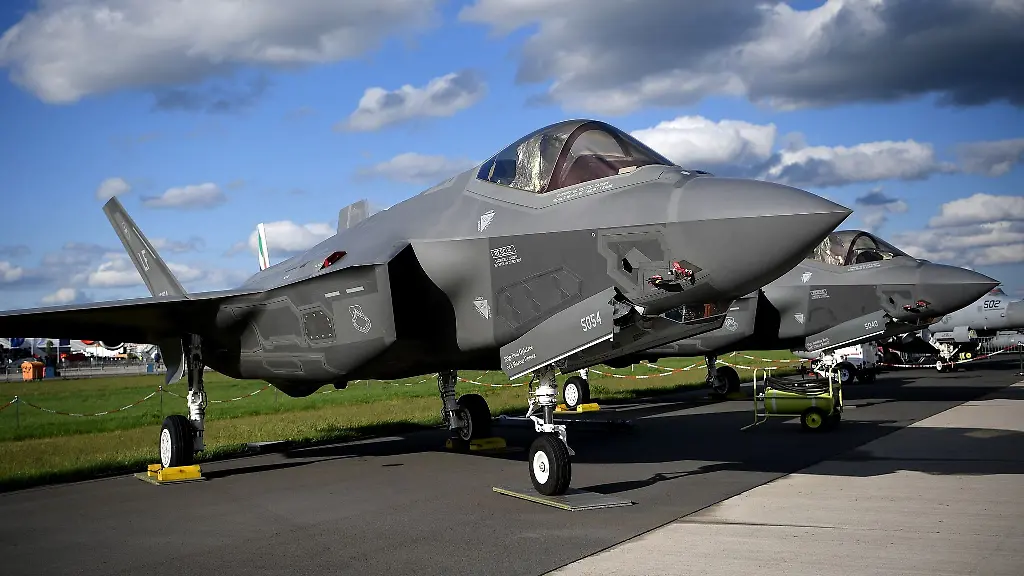 Ein-Lockheed-Martin-F-35-Tarnkappenjet-aus-den-USA-mit-einem-Radargeraet-des-Ruestungsunternehmens-Hensoldt-bei-der-Raumfahrtausstellung-ILA-in-Berlin-Archivbild