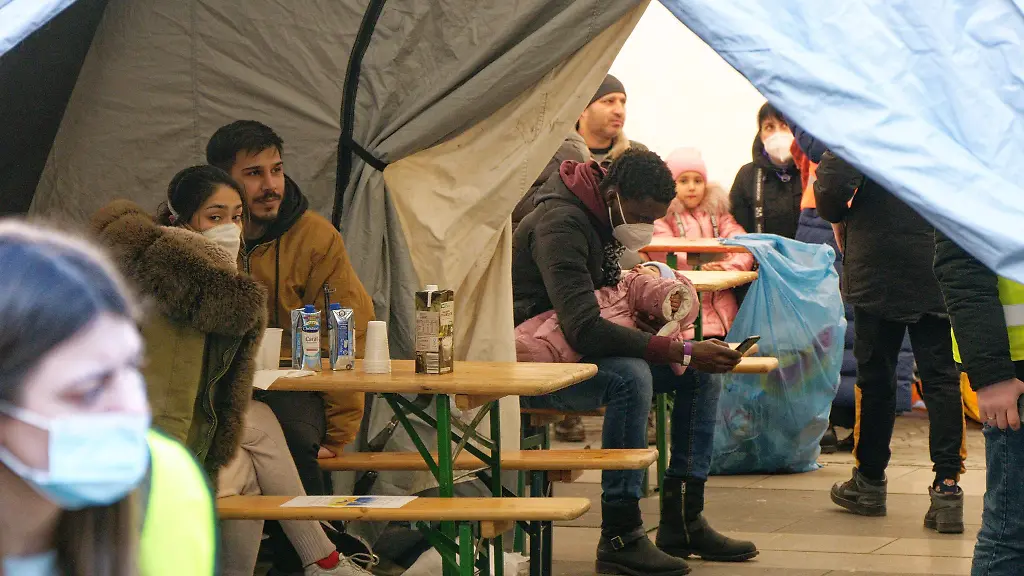 Gefluechtete-sitzen-in-einem-Zelt-der-Anlaufstelle-am-Hauptbahnhof-Koeln