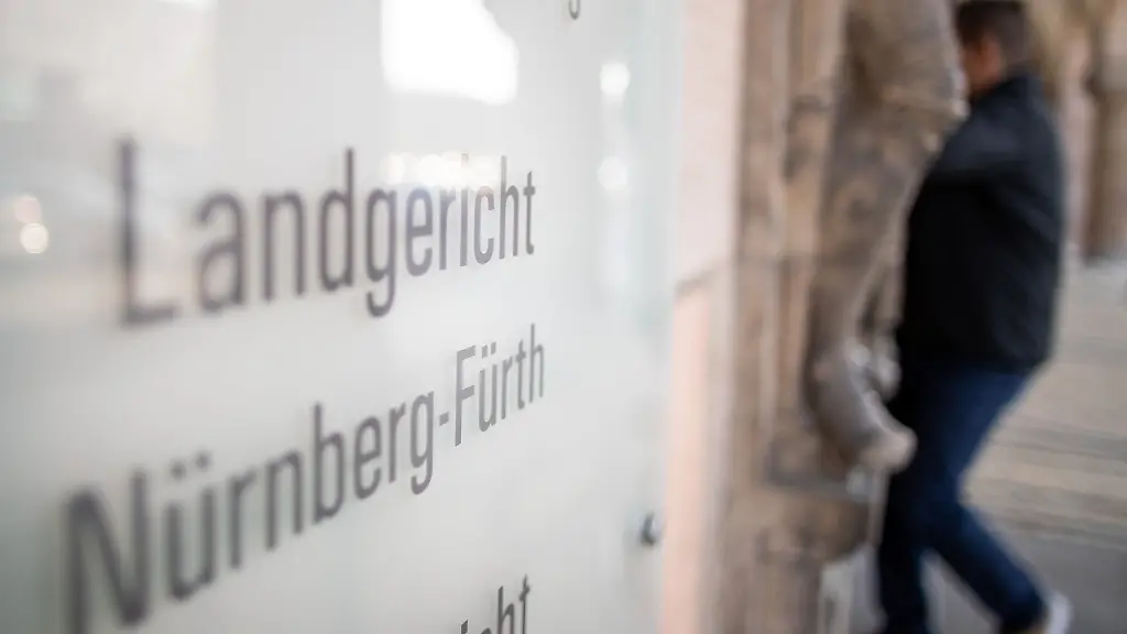 Blick-auf-den-Eingang-des-Gerichtsgebaeudes