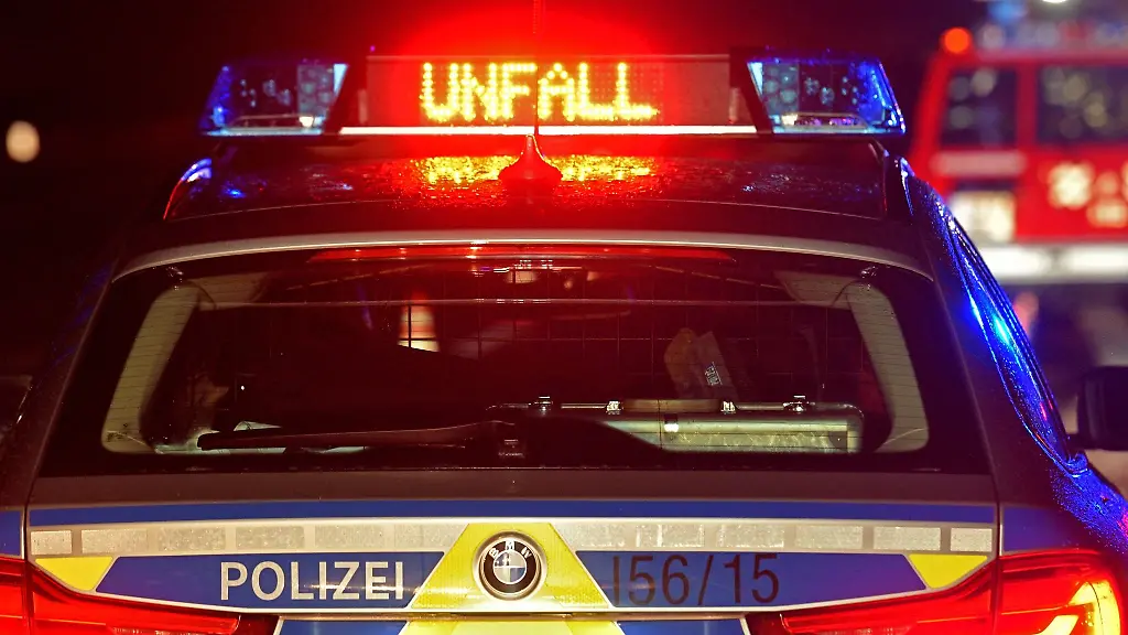 Ein-Polizeiwagen-steht-an-einer-Unfallstelle