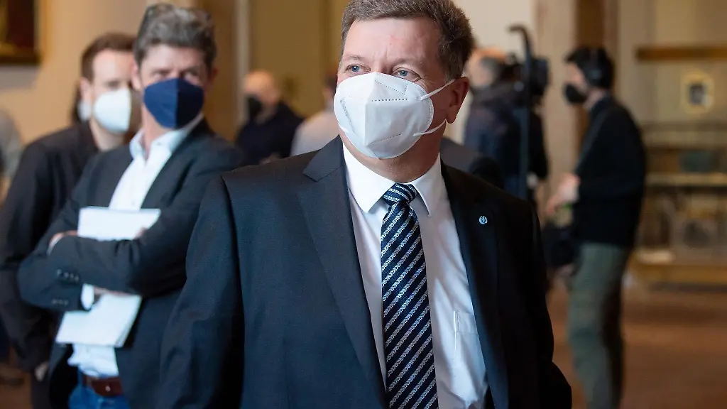 Christian-Bernreiter-kommt-im-bayerischen-Landtag-zu-einer-Sitzung