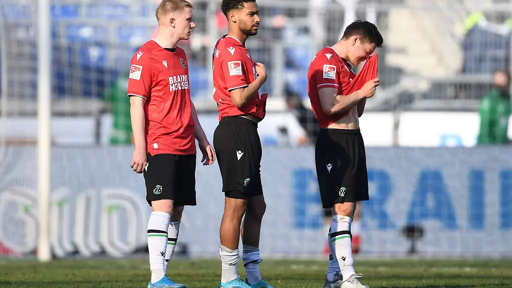 Hannovers-Philipp-Ochs-l-r-Linton-Maina-und-Dominik-Kaiser-stehen-nach-dem-Schlusspfiff-auf-dem-Feld