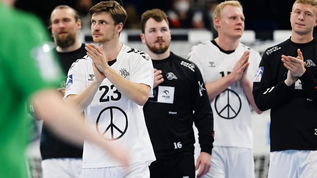 Kiels-Spieler-reagieren-enttaeuscht-nach-der-Niederlage-gegen-Berlin