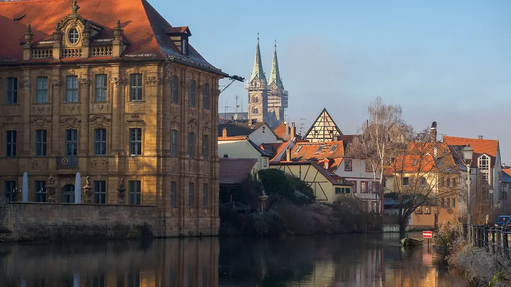 Das-Kuenstlerhaus-Villa-Concordia-ist-am-Fluss-Regnitz-in-Bamberg-zu-sehen
