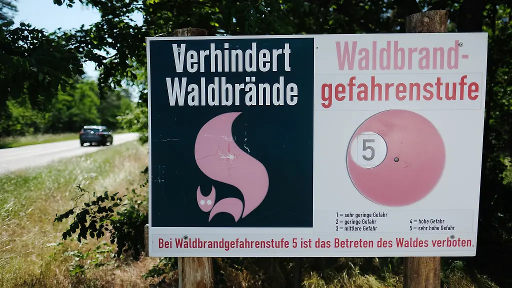 Ein-Schild-mit-Hinweis-auf-die-Waldbrandgefahrenstufe-5-steht-an-einer-Landstrasse-in-Nordsachsen