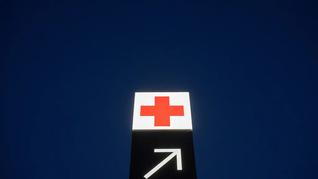 Ein-Pfeil-weist-den-Weg-zur-Notaufnahme-eines-Krankenhauses