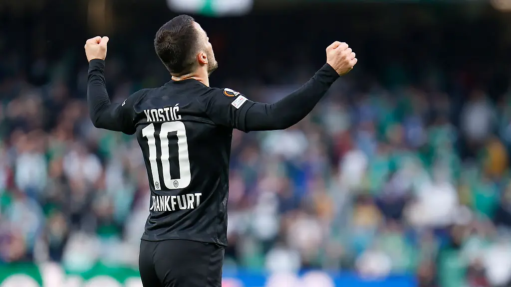 Filip-Kostic-von-der-Eintracht-jubelt-nach-seinem-Treffer-zum-1-0