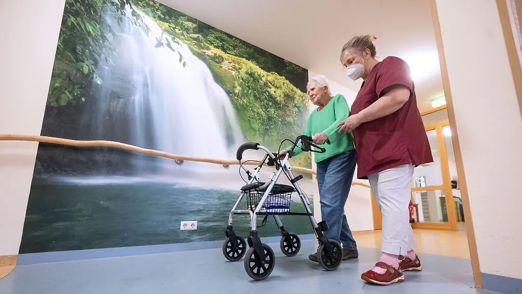 Ruth-Schwendtner-r-betreut-eine-Bewohnerin-des-privaten-Pflegeheims