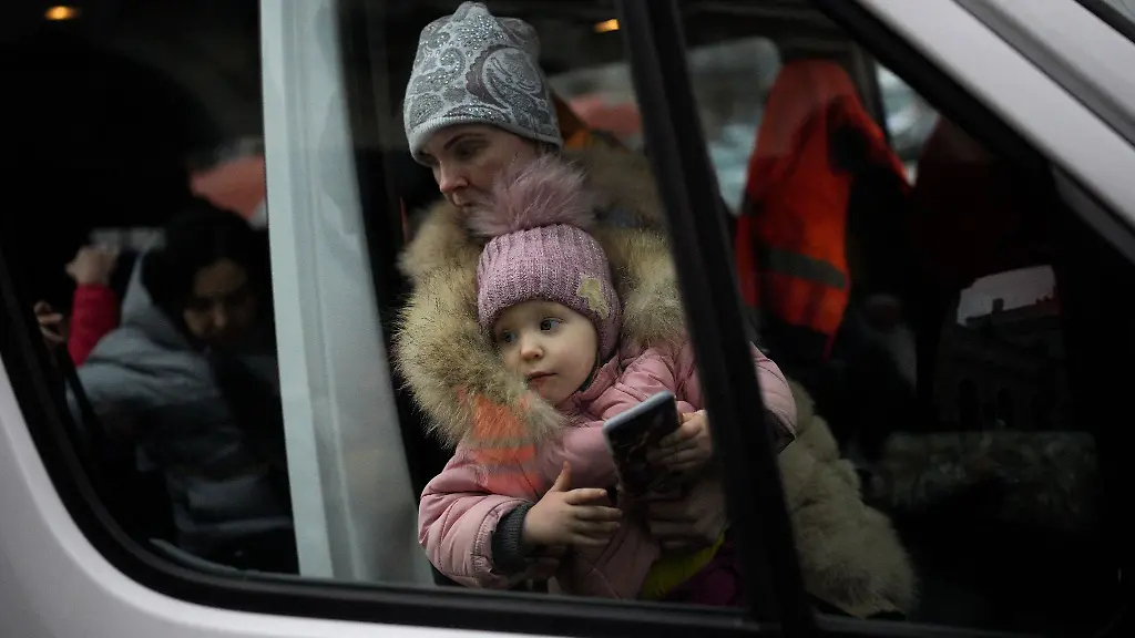 Eine-Frau-und-ein-Kind-die-aus-der-Ukraine-geflohen-sind-steigen-aus-einem-Kleinbus
