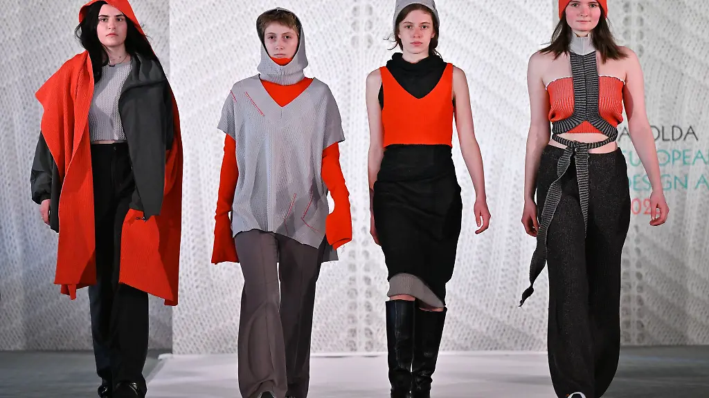 Models-zeigen-Entwuerfe-der-Designerin-Michelle-Klein-von-der-Hochschule-Trier-bei-einer-Modenschau