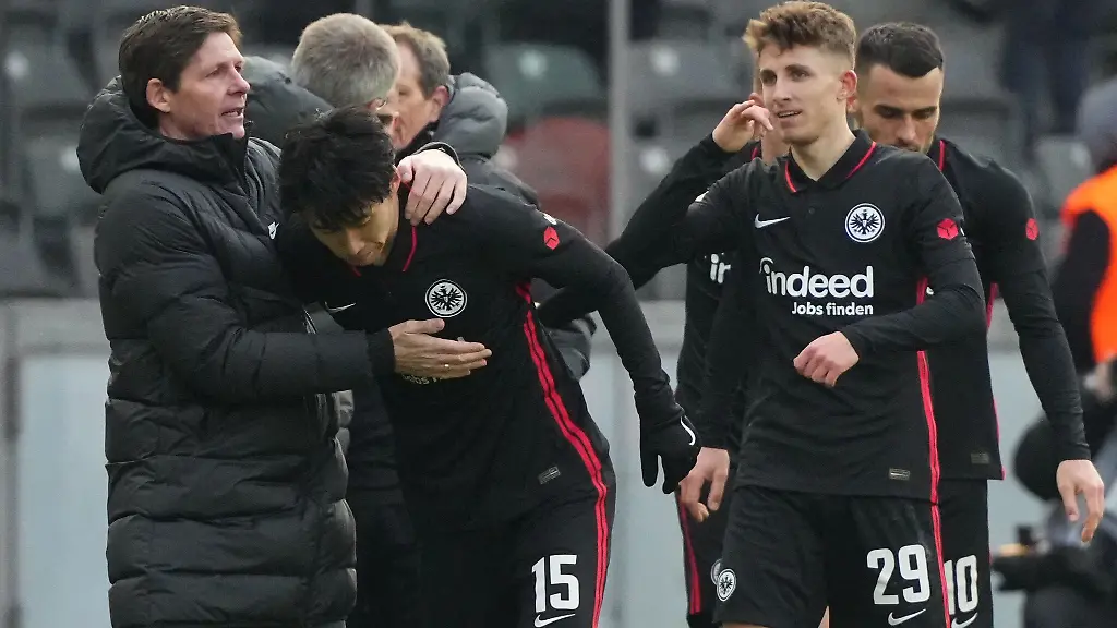 Trainer-Oliver-Glasner-l-umarmt-nach-eine-Spiel-Daichi-Kamada