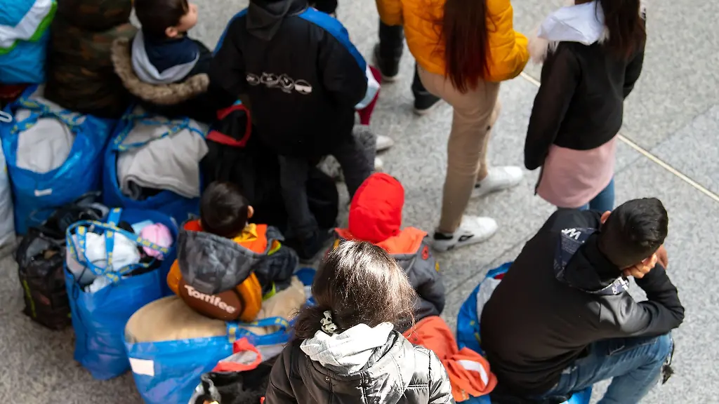 Gefluechtete-aus-der-Ukraine-warten-nach-ihrer-Ankunft-am-Hauptbahnhof-in-einer-Halle