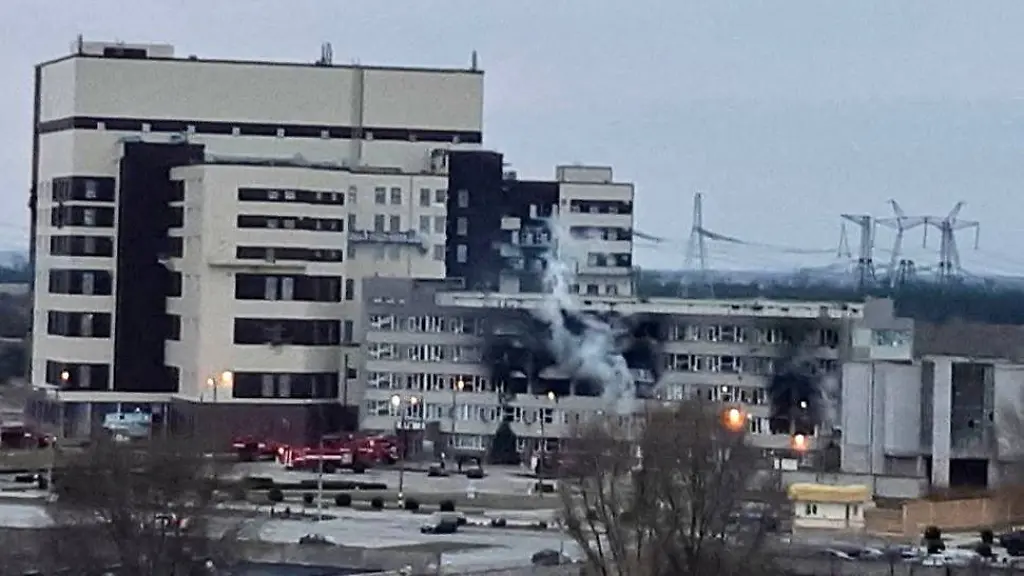 2022-03-04T092837Z-1494032217-RC2LVS97V50K-RTRMADP-3-UKRAINE-CRISIS-NUCLEAR-PLANT-FIRE