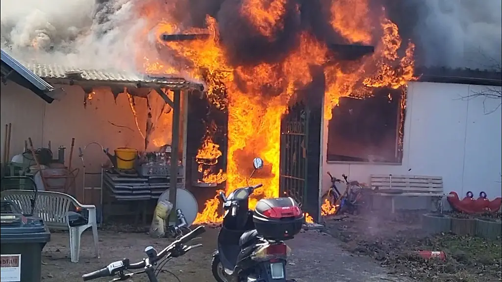 Blick-auf-das-brennende-Vereinsheim-nach-der-Explosion