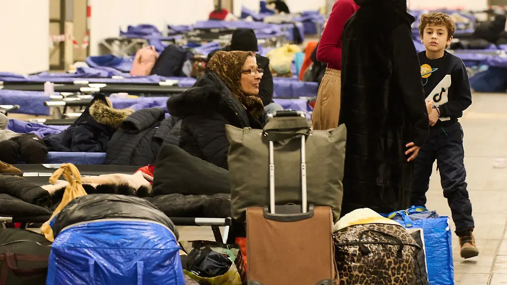 Fluechtlinge-aus-der-Ukraine-befinden-sich-in-einem-abgesperrten-Bereich-in-der-Messe