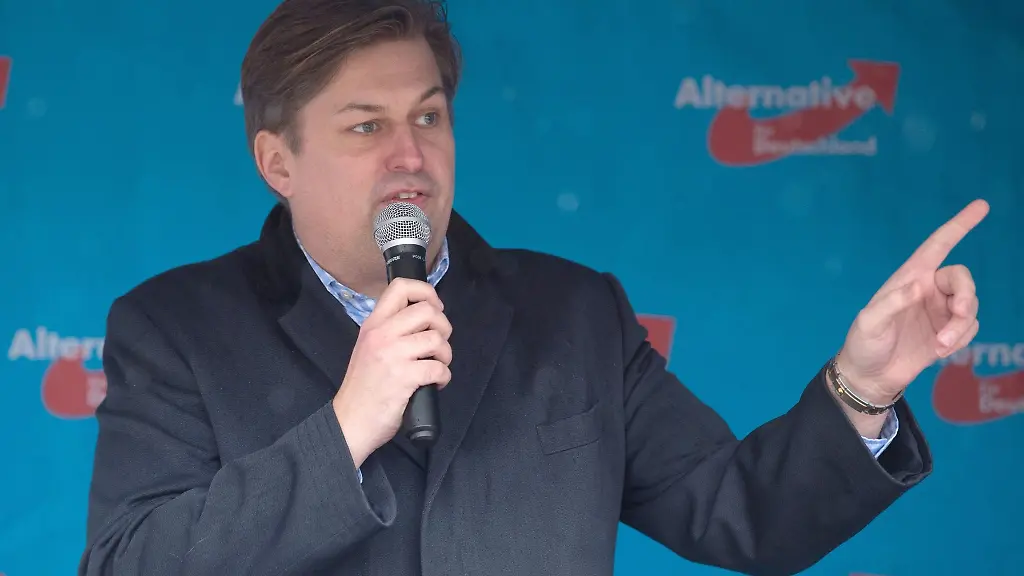 Maximilian-Krah-spricht-auf-einer-Kundgebung-auf-dem-Theaterplatz