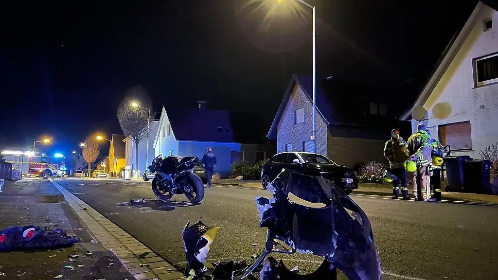 Ein-zerstoertes-Motorrad-steht-auf-einer-Strasse-in-Hiddenhausen
