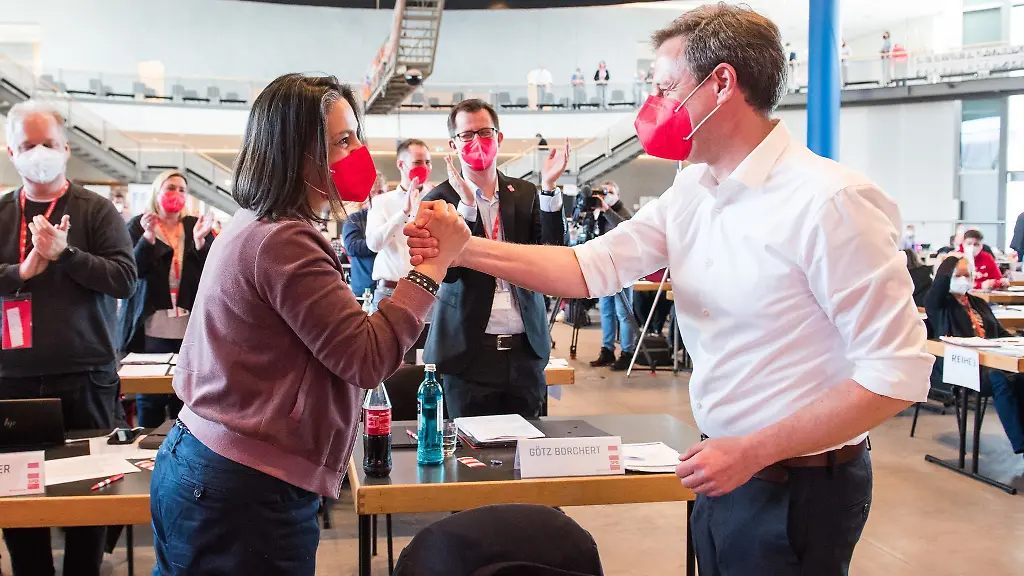 Serpil-Midyatli-l-und-Thomas-Losse-Mueller-geben-sich-waehrend-des-Landesparteitags-die-Hand