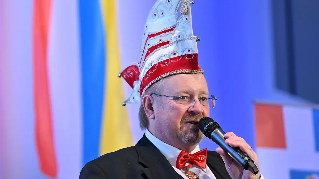 Michael-Danz-Praesident-des-Landesverband-Thueringer-Karnevalvereine-e-V-spricht