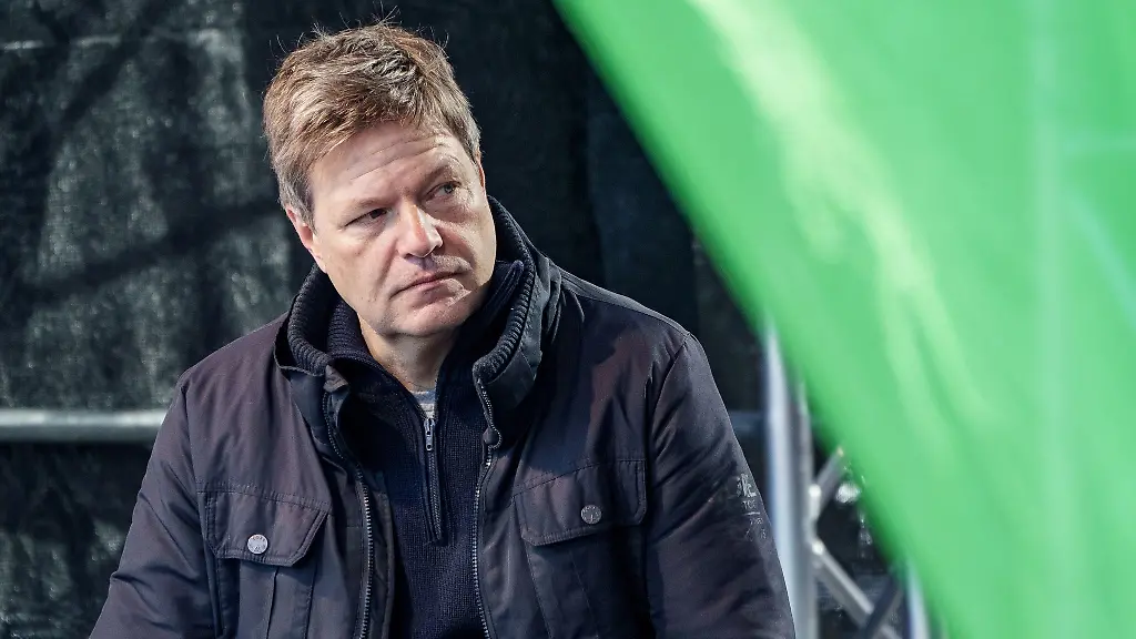 Bundeswirtschaftsminister-Robert-Habeck-sieht-Fortschritte-in-den-Bemuehungen-die-deutsche-Abhaengigkeit-von-russischen-Ressourcen-zu-verringern